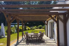 pose une pergola sur une terrasse existante.